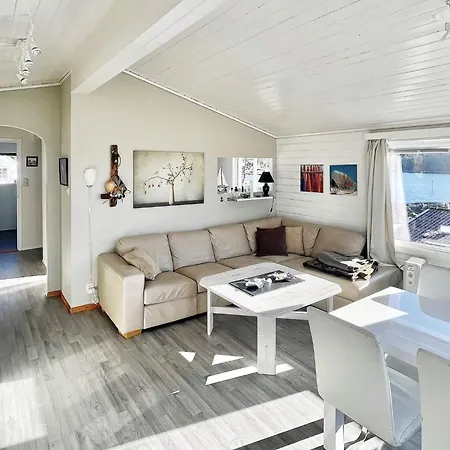 6 Person In Dalsoyra-by Traum *