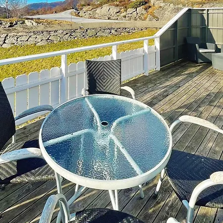 6 Person In Dalsoyra-by Traum