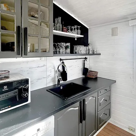 6 Person In Dalsoyra-by Traum