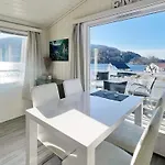 6 Person In Dalsoyra-by Traum *